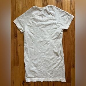 Lululemon Swiftly Tech Short Sleeve 2.0 white
SIZE 4
